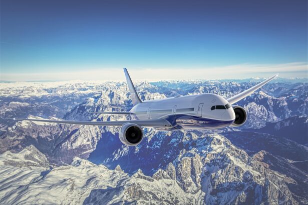 Αεροπλάνο εν ώρα πτήσης πάνω από βουνά