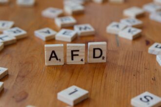 Πλακάκια Scrabble που σχηματίζουν τη λέξη AFD, τα αρχικά του γερμανικού ακροδεξιού κόμματος Εναλλακτική για τη Γερμανία