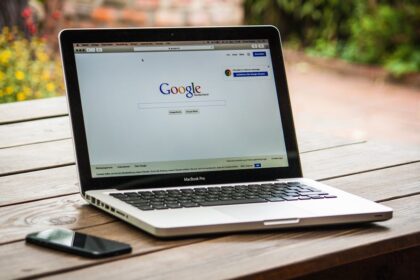 Φορητός υπολογιστής και αναζήτηση Google search
