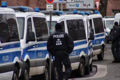 Βαν της γερμανικής αστυνομίας και αστυνομικός