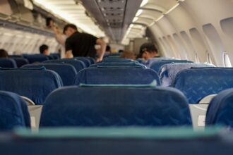 Επιβάτες σε αεροπλάνο κατά τη διάρκεια της πτήσης προς τη Γερμανία