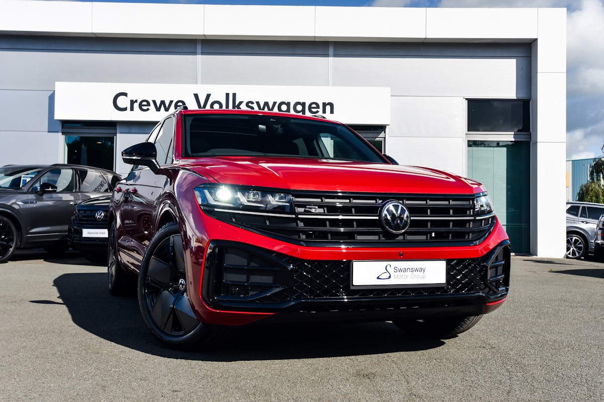 Ολοκαίνουργιο Volkswagen Touareg μπροστά από αντιπροσωπεία της εταιρείας