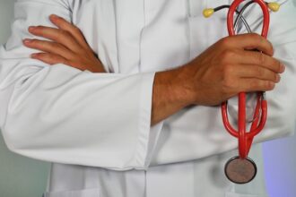 Γιατρός με στηθοσκόπιο σε γερμανικό νοσοκομείο