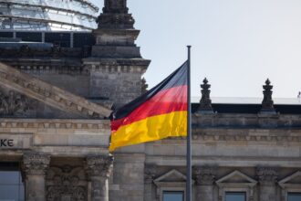 Γερμανική σημαία έξω από το κτίριο του Reichstag