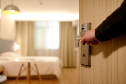 Άντρας ανοίγει την πόρτα δωματίου ξενοδοχείου