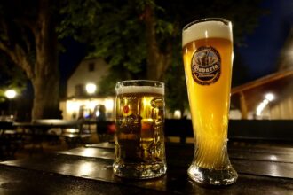 Biergärten στη Βαυαρία κατά τη διάρκεια της νύχτας
