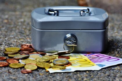Μεταλλικός κουμπαράς με κέρματα και χαρτονομίσματα ευρώ από έξω