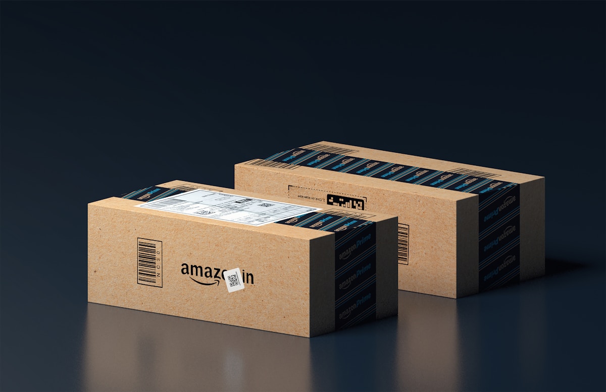 Δύο πακέτα Amazon συσκευασμένα και έτοιμα προς αποστολή