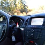 Το εσωτερικό αυτοκινήτου OPEL κατά τη διάρκεια οδήγησης