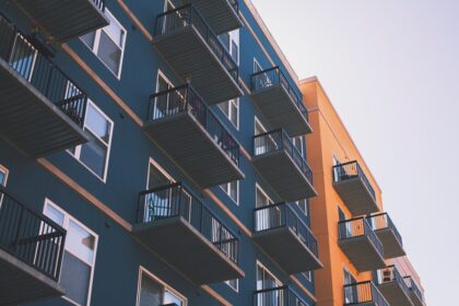 Πολυκατοικία με διαμερίσματα με μικρά μπαλκόνια στη Γερμανία