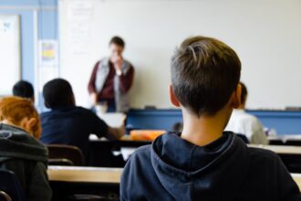 Δάσκαλος και μαθητές σε σχολική αίθουσα κατά τη διάρκεια μαθήματος