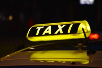 Ταξί σε νυχτερινή κούρσα με αναμμένη τη φωτεινή πινακίδα με την ένδειξη taxi
