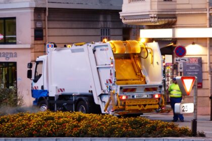 Σκουπιδιάρικο μαζεύει τα απορρίμματα στο Μονάχο