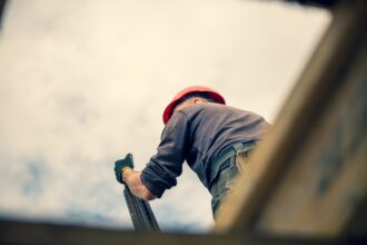 Εργάτης οικοδομών στη Γερμανία κατά τη διάρκεια εργασίας κατασκευής