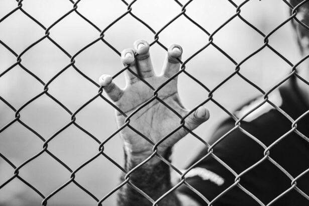 Φυλακισμένος πίσω από τον φράχτη φυλακής στη Γερμανίας