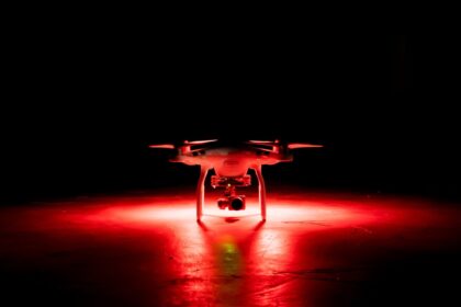 Drone με φως ετοιμάζεται για πτήση μέσα στη νύχτα