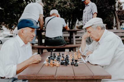 Ηλικιωμένοι άντρες παίζουν σκάκι σε γηροκομείο στη Γερμανία