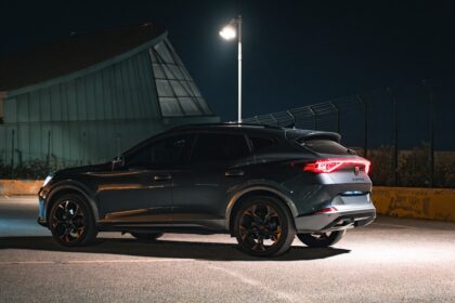 Το SUV Cupra Formentor σταθμευμένο σε ένα πάρκινγκ τη νύχτα