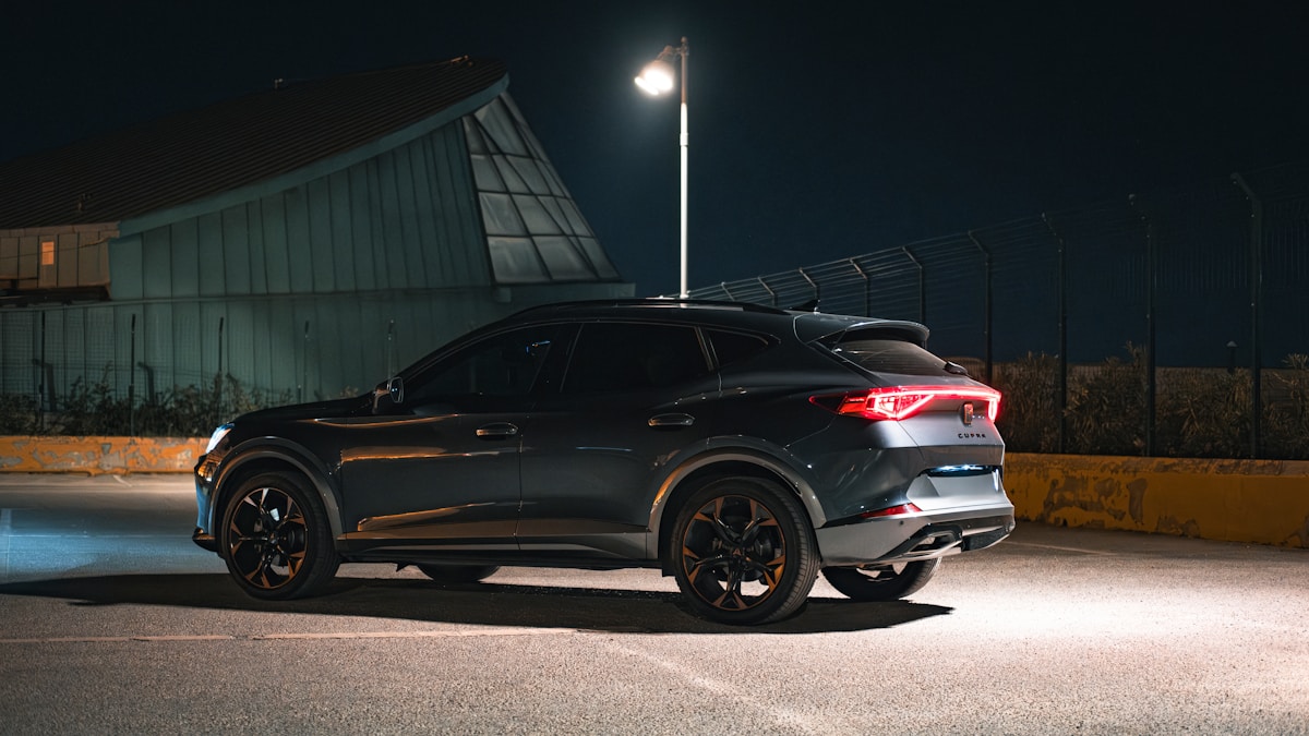 Το SUV Cupra Formentor σταθμευμένο σε ένα πάρκινγκ τη νύχτα