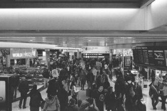 Πλήθος επιβατών σε αεροδρόμιο κατά τη διάρκεια των διακοπών του Πάσχα
