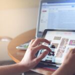 Laptop Και tablet με σύνδεση στο ίντερνετ