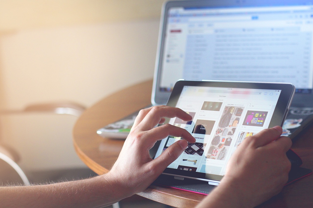 Laptop Και tablet με σύνδεση στο ίντερνετ