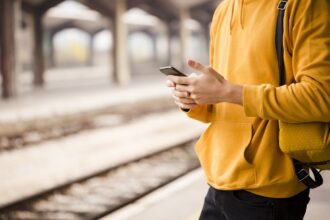 Μετακινούμενος στη Γερμανία περιμένει το τρένο για να πάει στη δουλειά του
