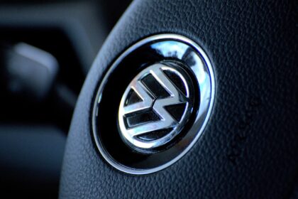 Καταρρέουν τα κέρδη σε VW και Mercedes: Συναγερμός στη γερμανική αυτοκινητοβιομηχανία