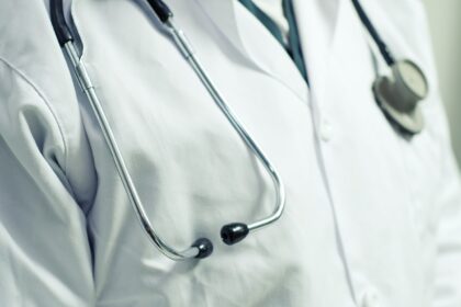 Γιατρός με στηθοσκόπιο στον λαιμό σε κλινική της Γερμανίας