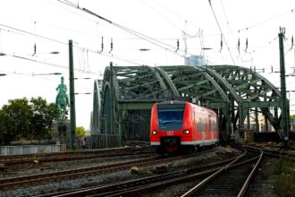 Τρένο της Deutsche Bahn διασχίζει τη γέφυρα Hohenzollern πάνω από τον Ρήνο στην Κολωνία