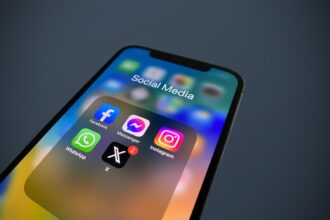 Smartphone με διάφορες εφαρμογές από social media