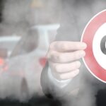 Πινακίδα Co2 και μόλυνση του περιβάλλοντος από διοξείδιο του άνθρακα από ρύπους αυτοκινήτων