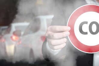 Πινακίδα Co2 και μόλυνση του περιβάλλοντος από διοξείδιο του άνθρακα από ρύπους αυτοκινήτων