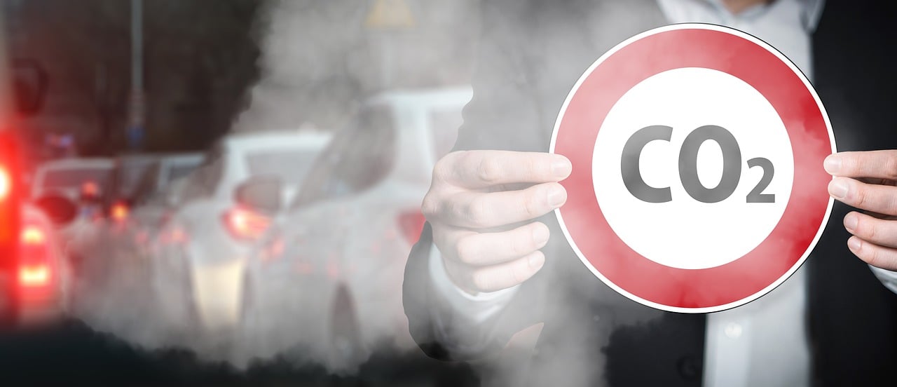 Πινακίδα Co2 και μόλυνση του περιβάλλοντος από διοξείδιο του άνθρακα από ρύπους αυτοκινήτων