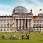 Κόσμος έξω από τη γερμανική Bundestag στο Βερολίνο