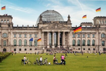 Κόσμος έξω από τη γερμανική Bundestag στο Βερολίνο