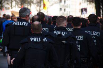 Αστυνομικοί τη ομοσπονδιακής αστυνομίας της Γερμανίας σε διαδήλωση