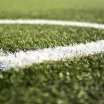 Γήπεδο ποδοσφαίρου με γρασίδι και γραμμές του κόρνερ