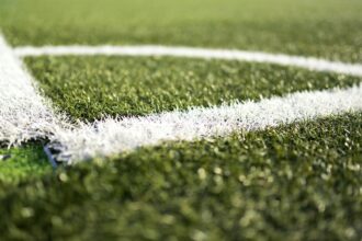 Γήπεδο ποδοσφαίρου με γρασίδι και γραμμές του κόρνερ