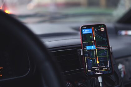 Οδηγός πηγαίνει στον προορισμό του με τη βοήθεια του πλοηγού google maps