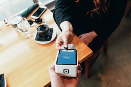 Πληρωμή λογαριασμού με κάρτα σε καφετέρια στη Γερμανία