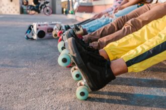 Φίλοι του inline skating ετοιμάζονται για το Blade Night στο Μόναχο