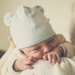 Μητέρα με το νεογέννητο μωράκι της αγκαλιά