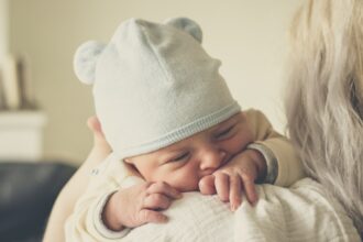 Μητέρα με το νεογέννητο μωράκι της αγκαλιά