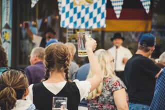 Σερβιτόρα με ποτήρια μπύρας στο διάσημο Oktoberfest του Μονάχου
