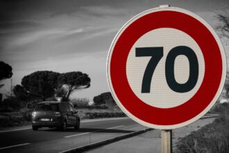 Πινακίδα με τον προσδιορισμό του ορίου ταχύτητας σε γερμανικό δρόμο