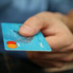 Άντρας ετοιμάζεται για πληρωμή με χρεωστική κάρτα