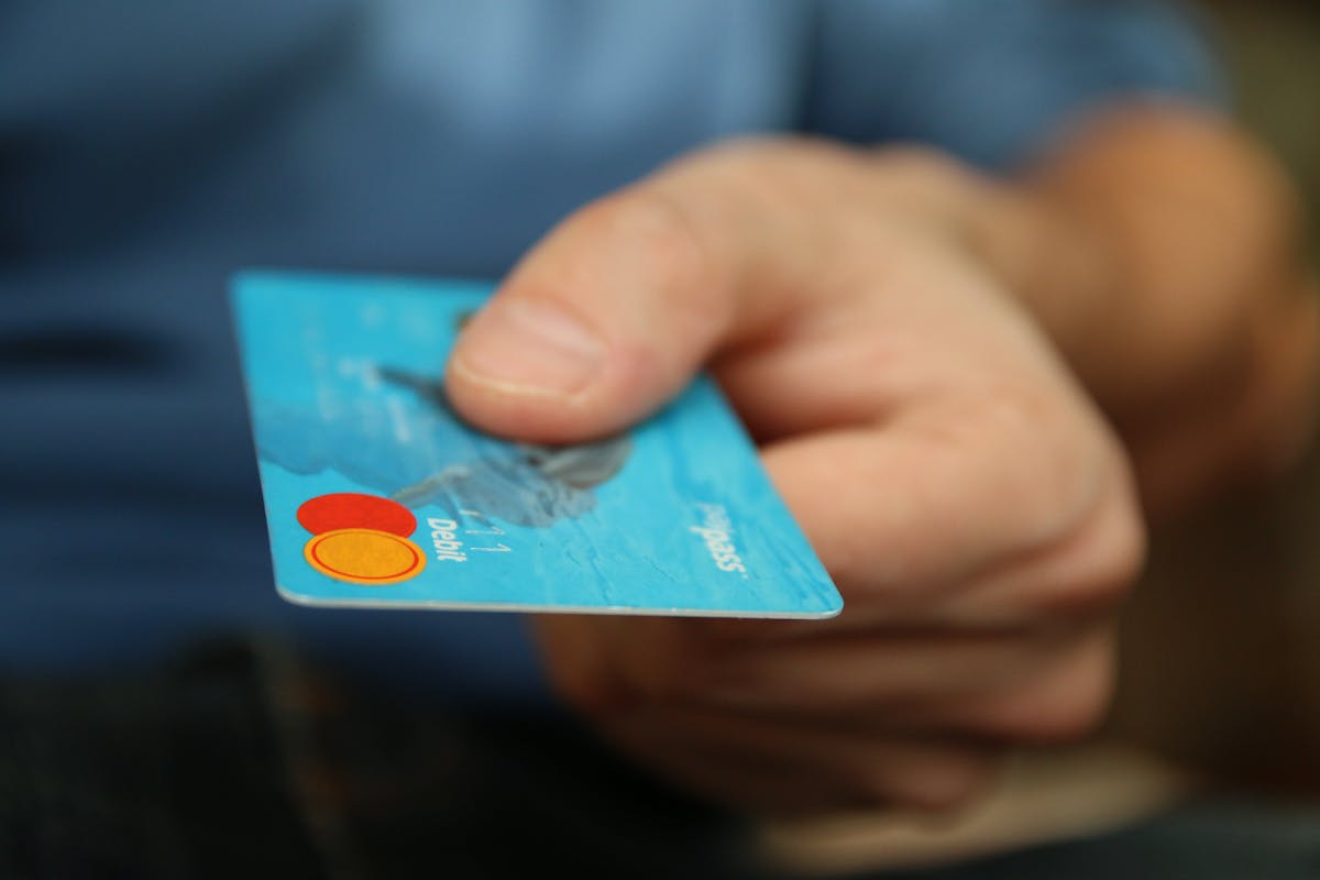 Άντρας ετοιμάζεται για πληρωμή με χρεωστική κάρτα
