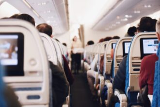 Επιβάτες αεροπλάνου σε πτήση από τη Γερμανία