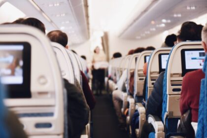 Επιβάτες αεροπλάνου σε πτήση από τη Γερμανία